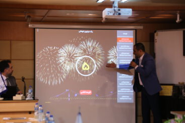 برگزاری مراسم قرعه کشی جشنواره هاردهای اپیسر توسط شرکت داده پرداز رایانه متین مراسم قرعه كشي مراسم قرعه كشي و اهداي جوايز جشنواره هاردهای اپیسر در روز چهارشنبه شانزدهم بهمن سال جاري با حضور رئیس و اعضای هیئت مدیره اتحادیه صنف فناوران رایانه، مدیران ارشد شرکت داده پرداز رایانه متین ، روسای مرکز کامپیوتر ایران وبازار رضا در تهران، تعدادی از اصحاب رسانه، با اجرای مجری محبوب و دوست داشتنی کشور آقای نیماکرمی و به همراه پخش زنده این مراسم در اینستاگرام شرکت داده پرداز رایانه متین در محل کنفرانس هتل رامتین برگزار گردید. این جشنواره كه جهت معرفي هاردهای اپیسر توسط شرکت داده پرداز رایانه متین از ابتدای شهریور تا پایان آذر ماه سال جاري برگزار شد بیست و چهار جايزه ويژه داشت. خوش آمدگویی و معرفی برند و شرکت ها جشنواره با سخنرانی خوش آمدگویی و معرفی شرکت داده پرداز رایانه متین و هاردهای شرکت اپیسر توسط مجری آقای نیما کرمی آغاز شد . سپس دبیر جشنواره آقای هادی پروان در رابطه با مصادف شدن قرعه کشی این جشنواره با جشن چهارده سالگی، تاریخچه ، خدمات و محصولات شرکت داده پرداز متین و معرفی کلی شرکت جهانی اپیسر که این کمپانی عمده تمرکز خود را روی تولید ماژول های حافظه قرار داده و رفته رفته در دیگر حوزه های مرتبط با گروه محصولات حافظه از قبیل DRAM،فلش مموری،هارد اکسترنال وSSD در سطوح مصرفی و صنعتی حضور داشته و اکنون اپیسر از جمله نام های شناخته شده در حوزه ماژول های حافظه است صحبت نمودند؛ ایشان در ادامه از قوانین شرکت در قرعه کشی توضیحاتی را به حضار ارائه نمودند . سخنرانی رئیس هیئت مدیره شرکت متین همچنین رئیس هیئت مدیره آقای علی توشه جو پس از خوش آمدگویی به حضار، سخنرانی خود را با معرفی اهداف شرکت متین جهت ارائه خدمات و کالای با کیفیت آغاز کردند. در ادامه از تلاش این شرکت در جهت پر کردن جای خالی محصولاتی که با وجود تحیرم ها ایجاد شده بود مطالبی را بیان نمودند. ایشان در انتها از فعالان اقتصادی، فروشندگان و مراکز کامپیوتری که با شرکت متین همکاری داشته اند و همچنین از خریدارانی که با تهیه محصولات اپیسر اعتماد خود را به شرکت متین ابراز نموده اند، کمال تشکر را به عمل آوردند. جوایز قرعه کشی هاردهای اپیسر به عنوان جوایز مراسم قرعه کشی برای برندگان، از میان كساني كه در سایت جشنواره،کد قرعه کشی و اطلاعات خود را ثبت کرده و مدارک آنها تایید شده بود؛ دو دستگاه خودروي پراید، دو دستگاه موتور سیکلت برقی و بیست میلیون تومان برای بیست نفر در نظر گرفته شده بود. برندگان برندگان قرعه کشی هاردهای اپیسر برندگان دو دستگاه خودروي پراید در این قرعه کشی ، به قيد قرعه يك دستگاه خودروي پراید به خریدار هارد اپیسر آقای اکبر نیک پژوه و يك دستگاه خودروي پراید به فروشنده آقای حامد امیر احمدی از استان تهران تعلق گرفت . برندگان دو دستگاه موترسیکلت برقی همچنین خریدار آقای مصطفی شاقاسی و فروشنده آقای مجید اسدی نیا از استان خراسان رضوی برندگان دو موترسیکلت برقی بودند. برندگان جوایز یک میلیون تومانی خریداران هاردهای اپیسر به ترتیب: خانم سمانه مجازی دلفارد، آقای حسین شاهی، آقای مسعود نوروزی، آقای امین حامد ناصرچیان، آقای وحید درخشی، خانم آزاده جعفری صیادی، خانم نازنین وحید، آقای رضا نوروزی، آقای سید مصطفی حیدری، آقای حبیب الله قنبری نژاد و همچنین فروشندگان: آقای مهدی صحبتی از شهر کرمان، آقای مجید اسدی نیا از شهر مشهد، آقای مسعود صمدی از تهران، خانم مریم شرافتی از تهران، آقای محمود خدابخشی از نیشابور، آقای مجتبی هاشمی از تهران، آقای مهدی جعفری از اصفهان، آقای محسن حیدری از تهران، آقای محمد کریم زاده از مشهد و آقای عبدالله دوستی ابریشمی از مشهد را شامل شدند. سخنرانی مدیر عامل شرکت متبن همینطور پس از مراسم قرعه کشی مدیر عامل شرکت آقای بهزاد یگانه نیز چند کلامی صحبت نمودند و از تمام تیم و بخش های شرکت داده پرداز رایانه متین، فروشندگان و فروشگاه ها و حضار که در این جشنواره همکاری داشتند، تشکر نمودند. خبرهای خوش شرکت متین جشنواره برند کینگ استار درانتهای مراسم دبیر جشواره برای اولین بار اعلام نمودند که جشنواره برند کینگ استار با اضافه شدن محصولات جدید و تنوع بسیار زیاد در لوازم جانبی در راه می باشد که خبر خوبی است برای کسانی که منتظر برگزاری جشنواره ای دیگر از این شرکت و حضور در این جشنواره بودند. کالاهای تولید ایران این شرکت نوید آن را داد که در سال آینده برای اولین بار در کشور کالاهای تولید ایران را وارد بازار خواهد کرد.