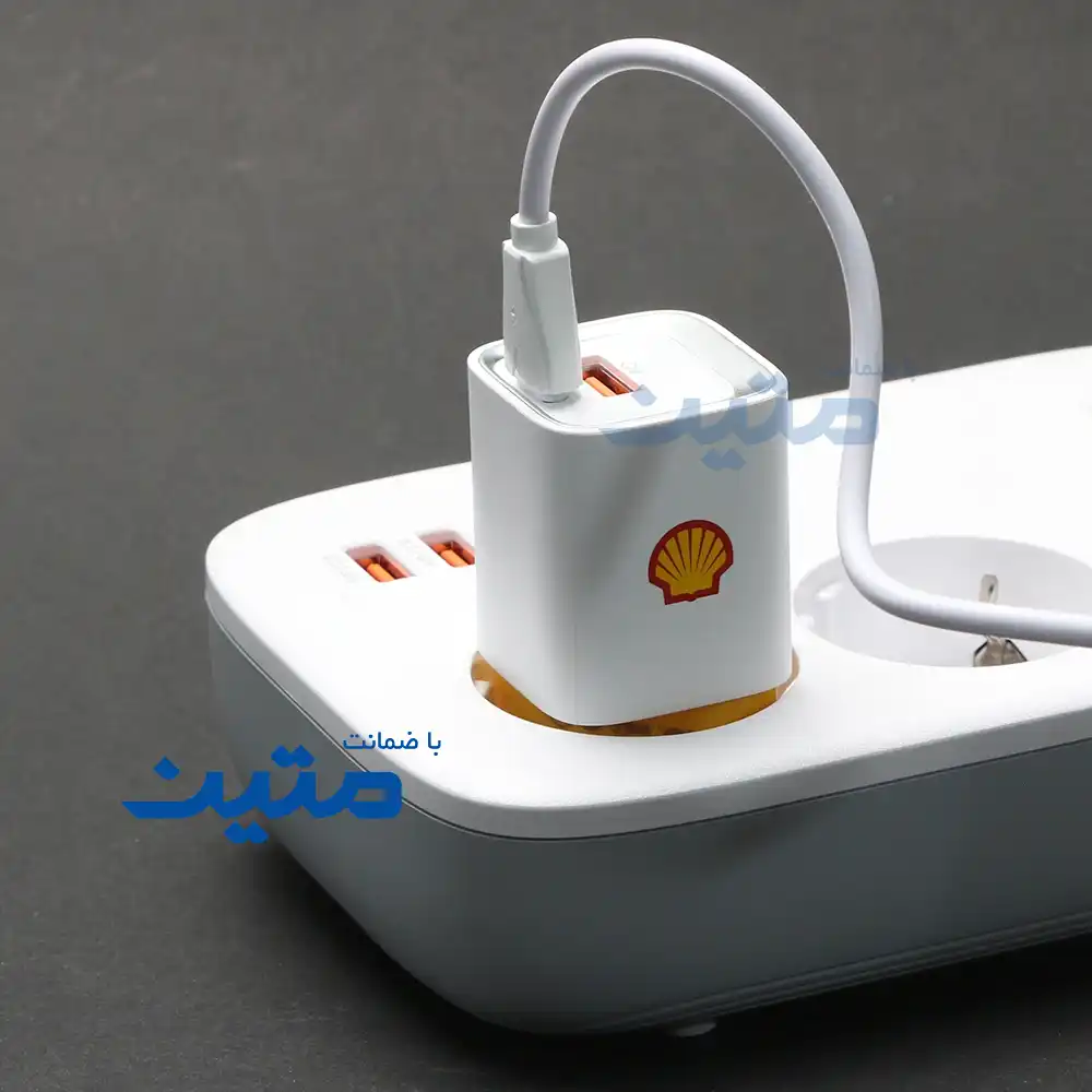 SWC14CL-4 نمای جانبی شارژر دیواری Shell SWC14CL با کابل لایتنینگ، طراحی جمعوجور و پشتیبانی از Fast Charging.