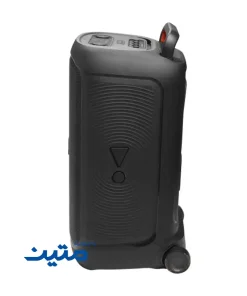 نمای جانبی اسپیکر JBL PartyBox 520 با بدنه مشکی، دسته تلسکوپی و چرخهای بزرگ